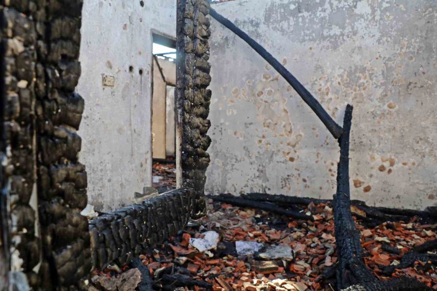 Antalya’da Gecekondu Yangını: 2 Ölü