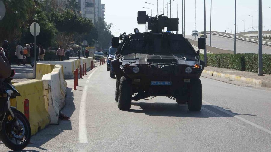 Antalya’da 3 Kişiyi Öldürdüğü İddia Edilen Zanlı, Zırhlı Araçla Adliyeye Getirildi