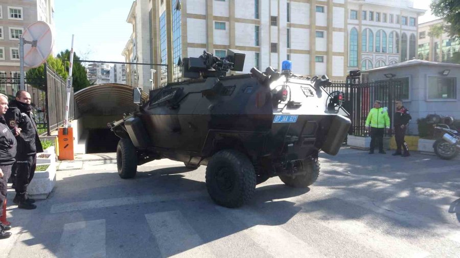 Antalya’da 3 Kişiyi Öldürdüğü İddia Edilen Zanlı, Zırhlı Araçla Adliyeye Getirildi