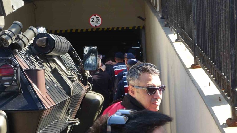 Antalya’da 3 Kişiyi Öldürdüğü İddia Edilen Zanlı, Zırhlı Araçla Adliyeye Getirildi