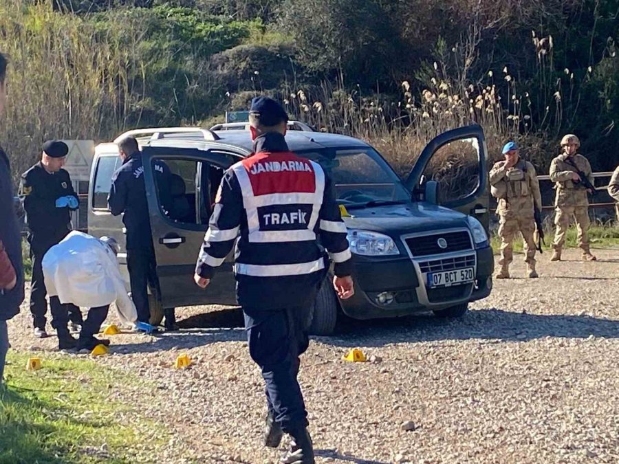 Antalya’da 3 Kişiyi Öldürdüğü İddia Edilen Zanlı, Zırhlı Araçla Adliyeye Getirildi