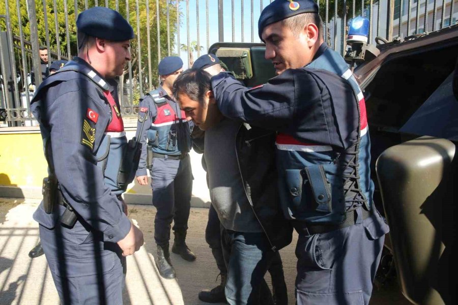 Antalya’da 3 Kişiyi Öldürdüğü İddia Edilen Zanlı, Zırhlı Araçla Adliyeye Getirildi