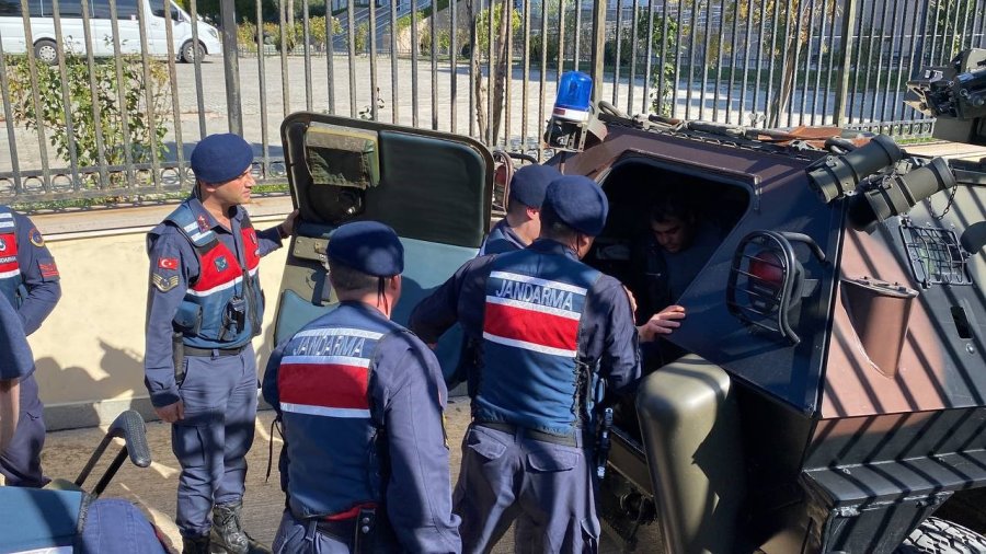 Antalya’da 3 Kişiyi Öldürdüğü İddia Edilen Zanlı, Zırhlı Araçla Adliyeye Getirildi