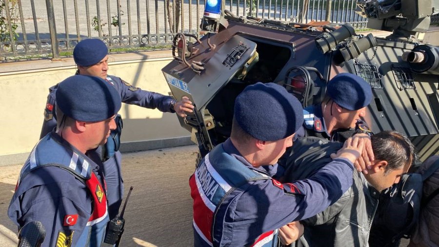 Antalya’da 3 Kişiyi Öldürdüğü İddia Edilen Zanlı, Zırhlı Araçla Adliyeye Getirildi