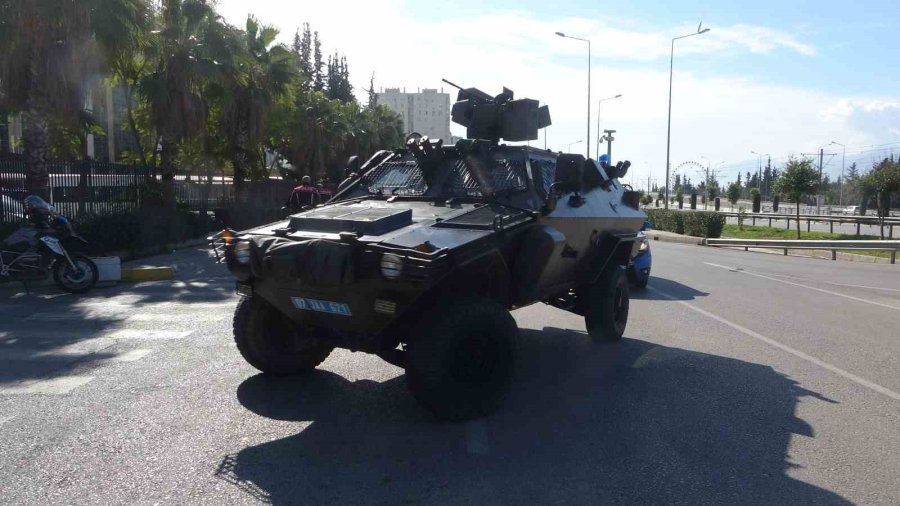 Antalya’da 3 Kişiyi Öldürdüğü İddia Edilen Zanlı, Zırhlı Araçla Adliyeye Getirildi