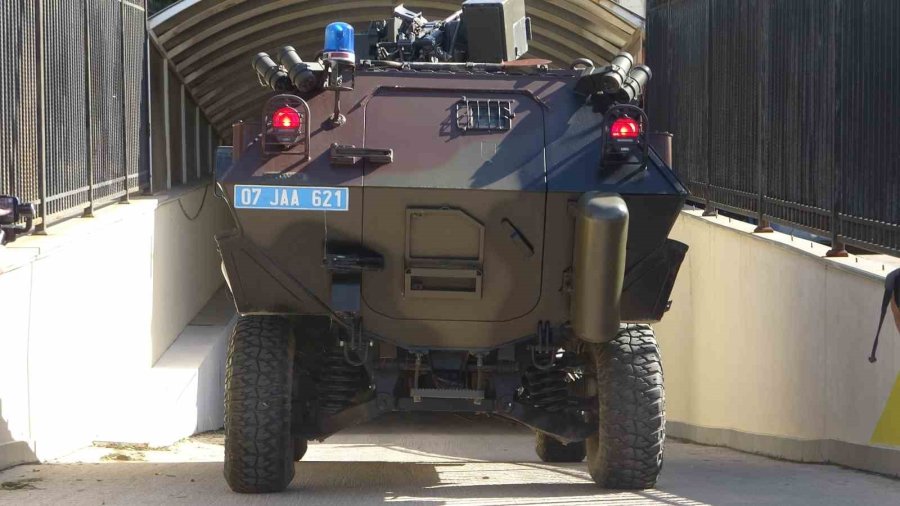 Antalya’da 3 Kişiyi Öldürdüğü İddia Edilen Zanlı, Zırhlı Araçla Adliyeye Getirildi