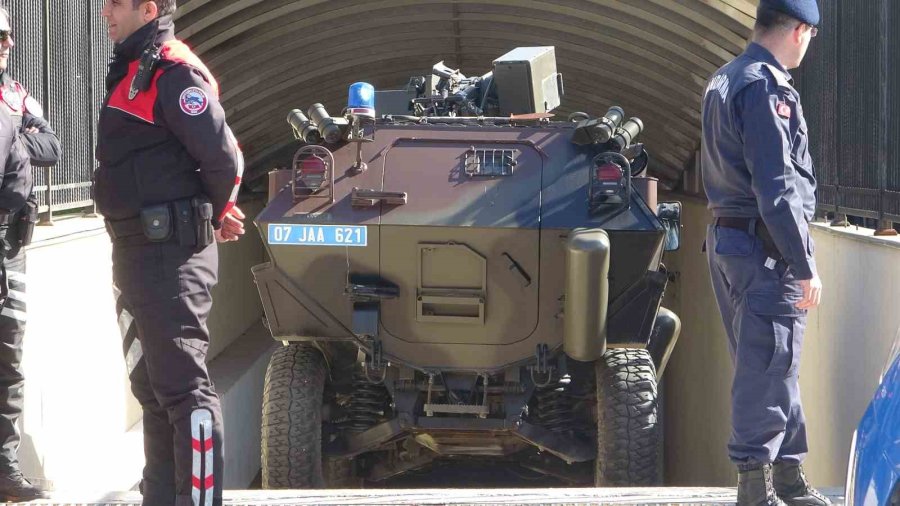 Antalya’da 3 Kişiyi Öldürdüğü İddia Edilen Zanlı, Zırhlı Araçla Adliyeye Getirildi