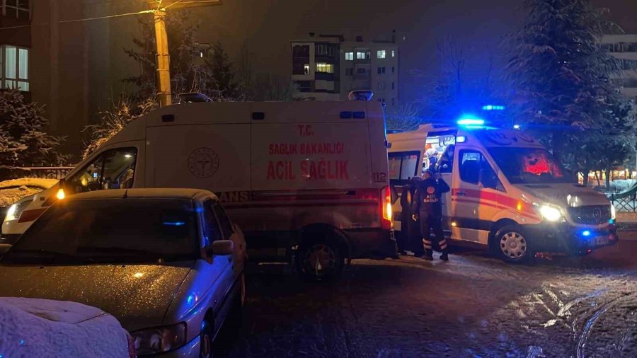 Elektrik Tesisatından Çıkan Yangında 10 Kişi Hastanelik Oldu