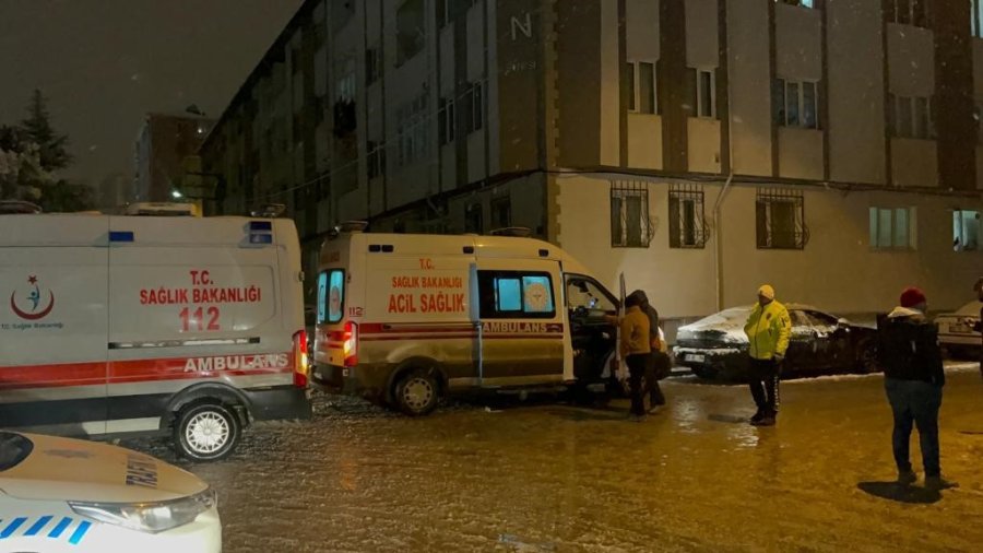 Elektrik Tesisatından Çıkan Yangında 10 Kişi Hastanelik Oldu
