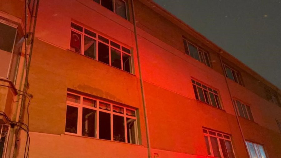 Elektrik Tesisatından Çıkan Yangında 10 Kişi Hastanelik Oldu