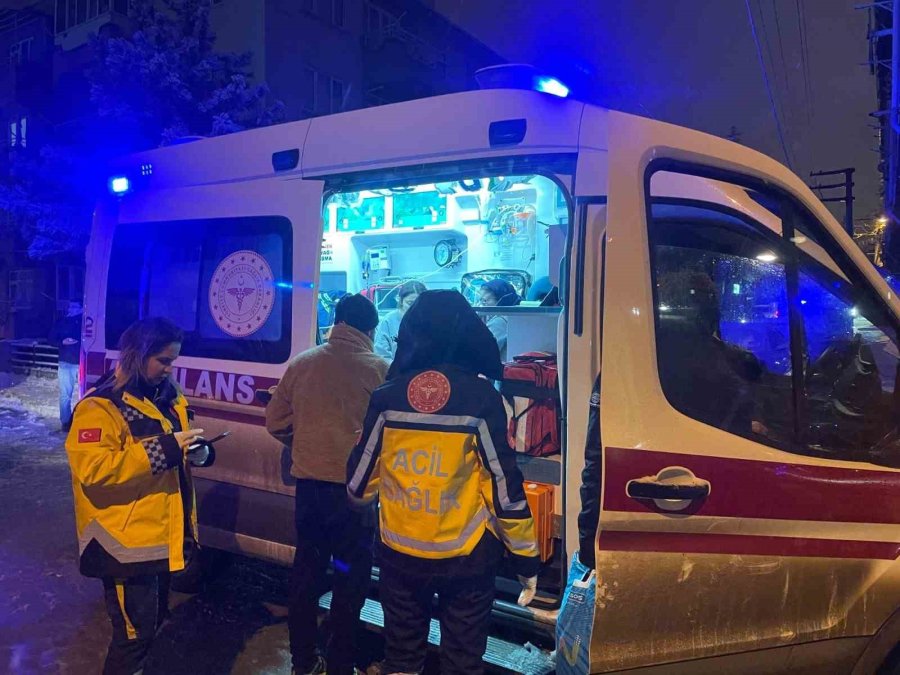 Elektrik Tesisatından Çıkan Yangında 10 Kişi Hastanelik Oldu