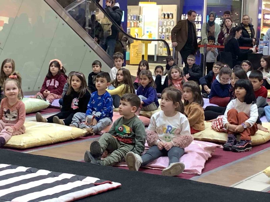 Masallar Yüzlerce Çocuğa Farklı Dünyaların Kapılarını Araladı