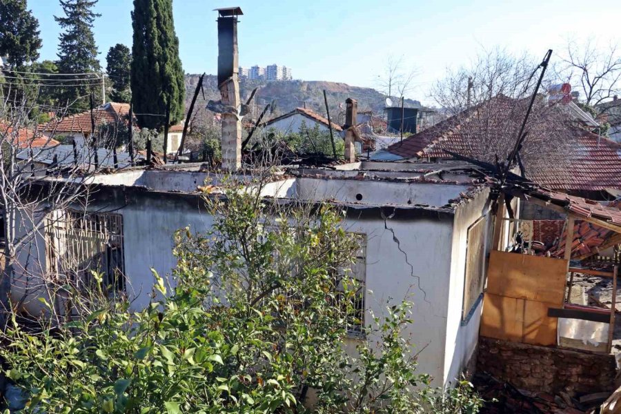 Antalya’da Gecekondu Yangını: 2 Ölü