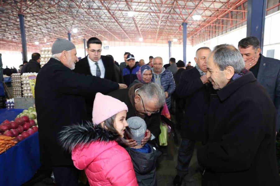 Başkan Büyükkılıç, Pazarcı Esnafı Ve Vatandaşlarla Buluştu