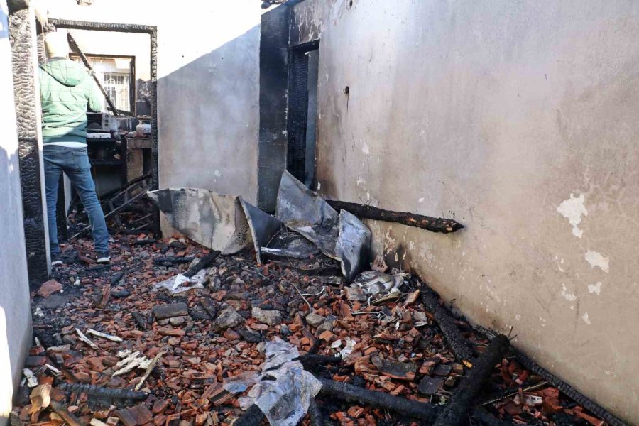 Antalya’da Gecekondu Yangını: 2 Ölü