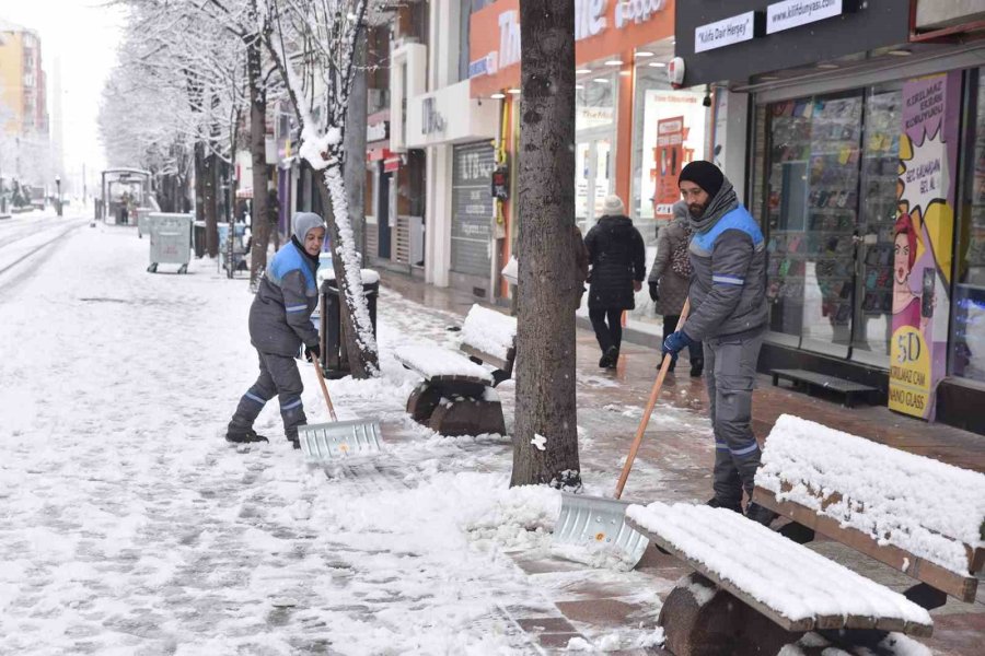 Tepebaşı’nda Kar Yağışına Hızlı Müdahale