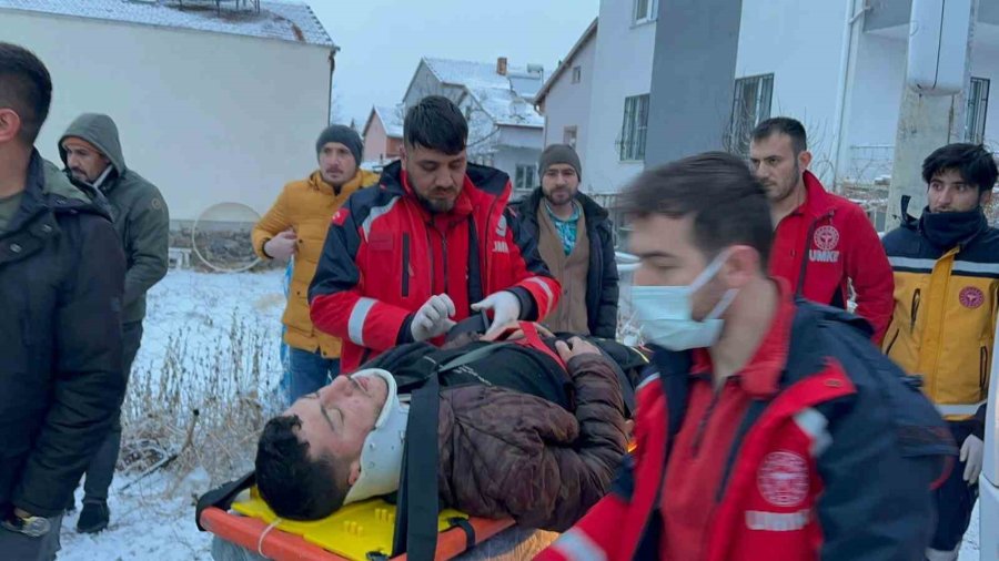 Buzlu Yolda Kayan Servis Minibüsü Kanala Düştü: 2 Yaralı