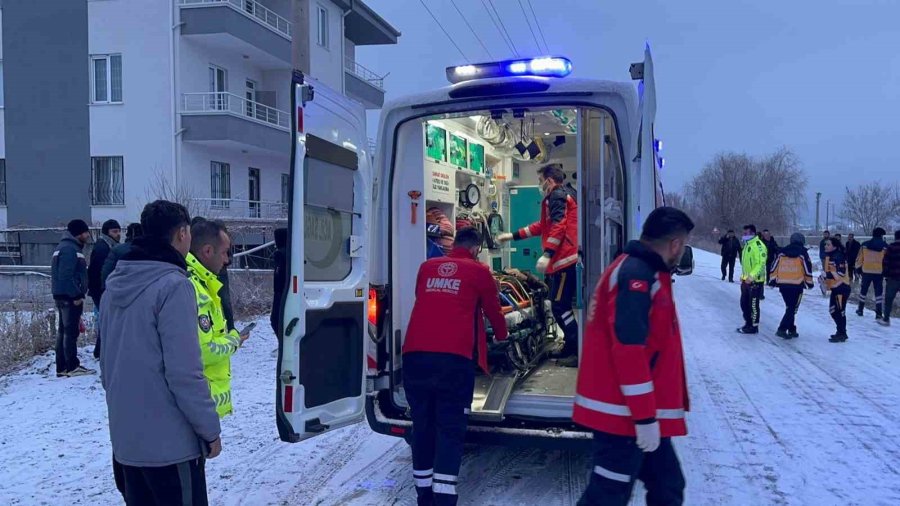 Buzlu Yolda Kayan Servis Minibüsü Kanala Düştü: 2 Yaralı