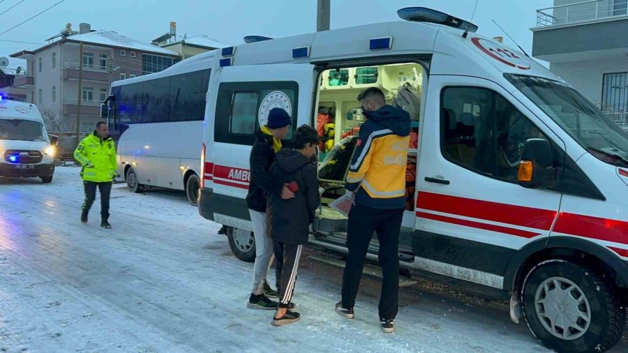 Buzlu Yolda Kayan Servis Minibüsü Kanala Düştü: 2 Yaralı