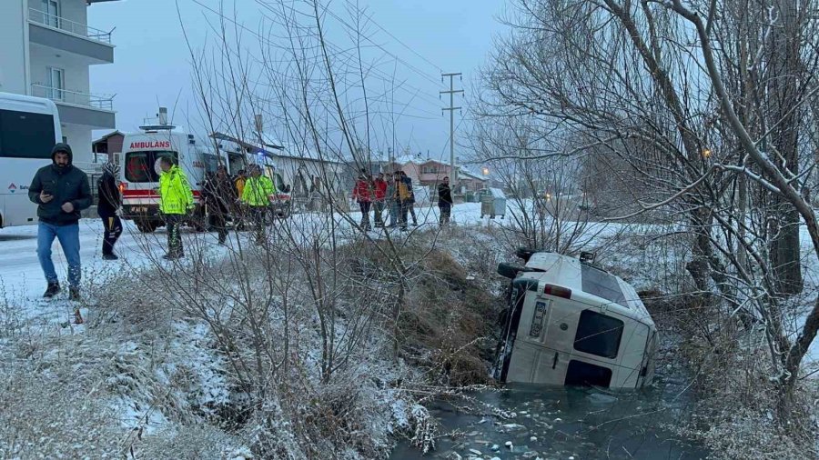 Buzlu Yolda Kayan Servis Minibüsü Kanala Düştü: 2 Yaralı