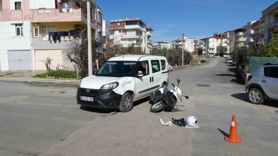 Manavgat’ta Hafif Ticari Araç İle Motosiklet Çarpıştı: 1 Yaralı