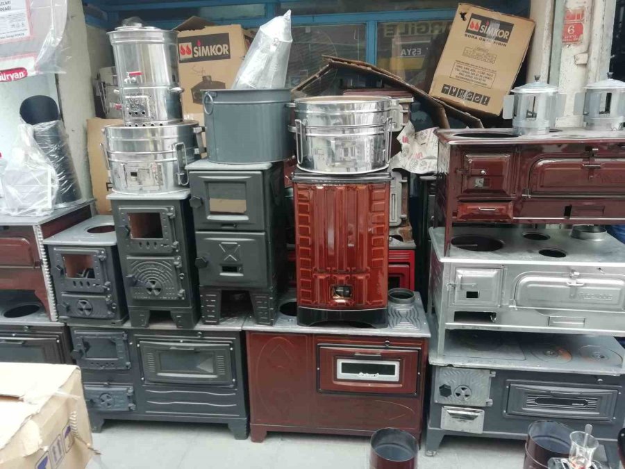 Nostalji Yapmak İsteyen Vatandaşlar Sobadan Vaz Geçemedi