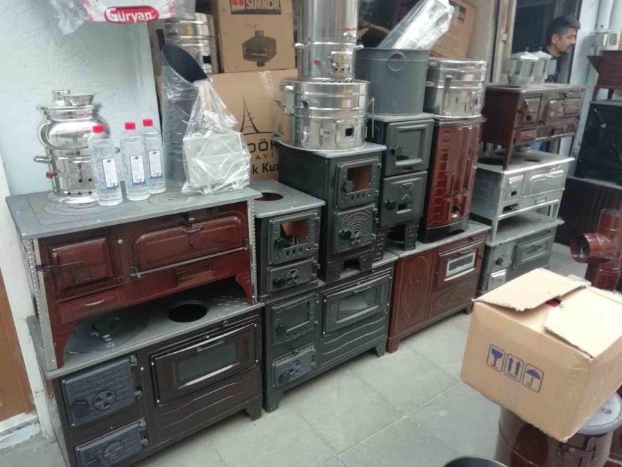 Nostalji Yapmak İsteyen Vatandaşlar Sobadan Vaz Geçemedi