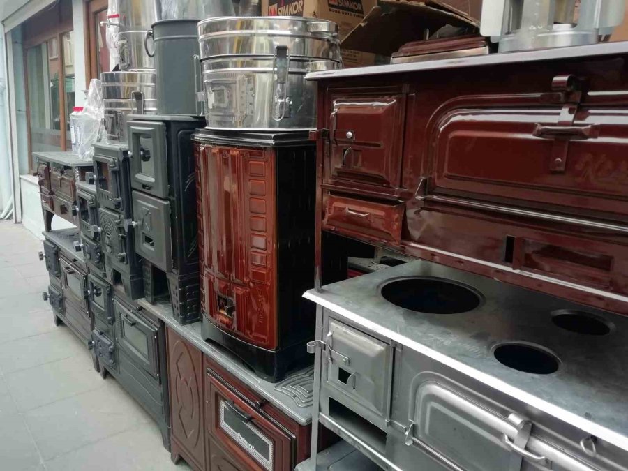 Nostalji Yapmak İsteyen Vatandaşlar Sobadan Vaz Geçemedi