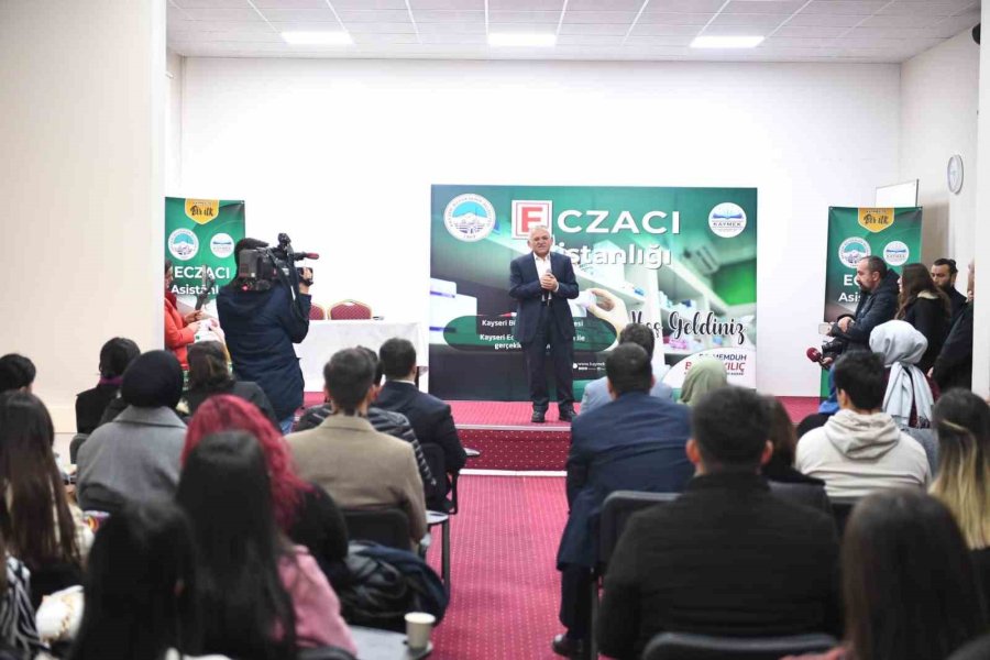 Türkiye’de İlk Olan Eczacı Asistanlığı Kursu’nda İlk Ders Zili Çaldı