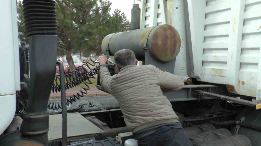 “büyük Araçlarda Buzlu Yolda Fren Çok Kullanılmamalı”