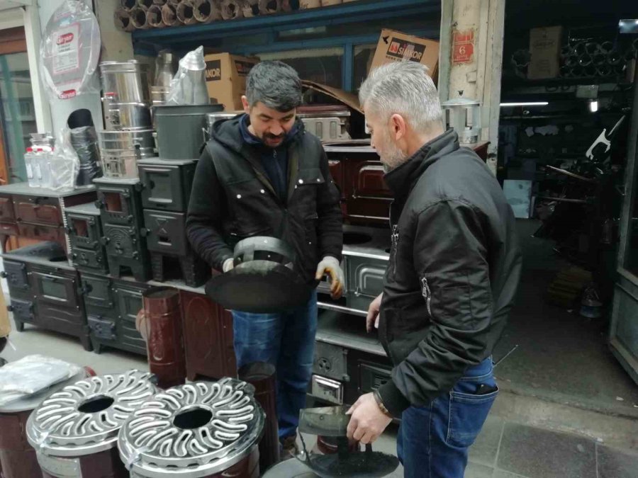 Nostalji Yapmak İsteyen Vatandaşlar Sobadan Vaz Geçemedi