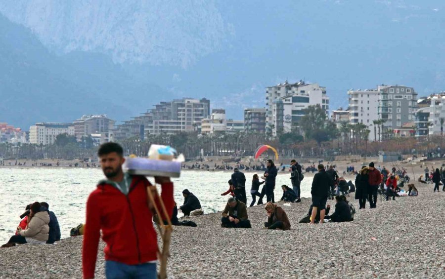 Türkiye’de Kar Esareti, Antalya’da Deniz Keyfi