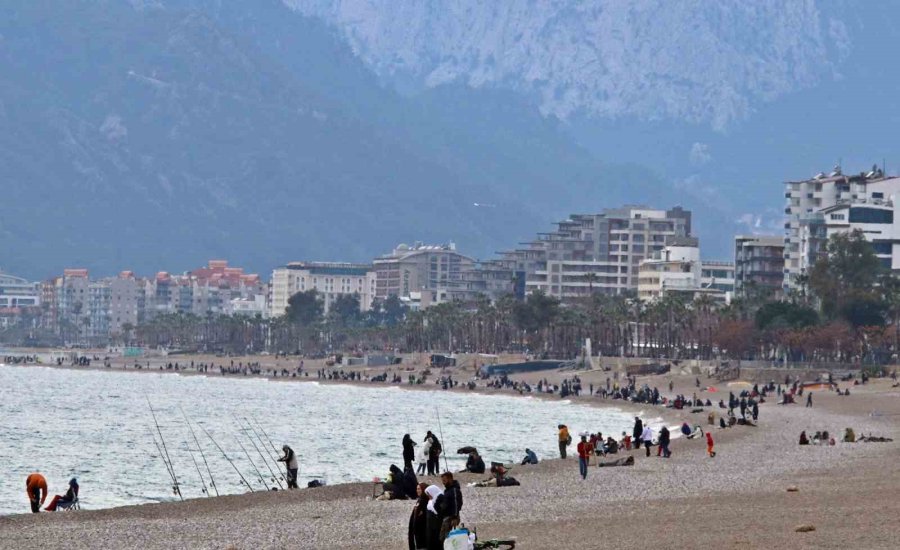 Türkiye’de Kar Esareti, Antalya’da Deniz Keyfi