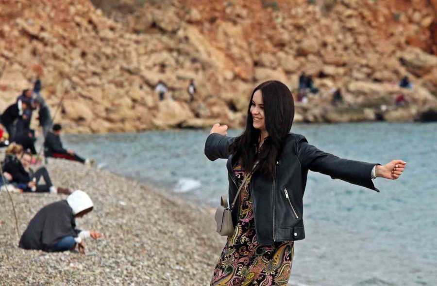 Türkiye’de Kar Esareti, Antalya’da Deniz Keyfi