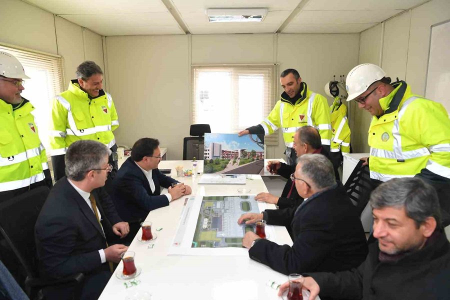 Kayseri Protokolü Kayseri Havalimanı Yeni Terminal Binası Çalışmalarını Yerinde İnceledi