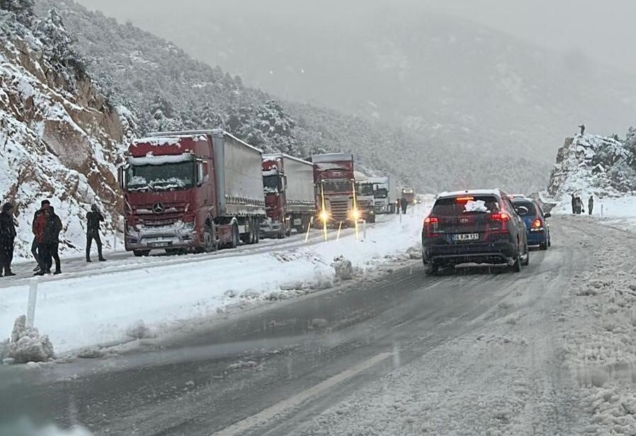 Antalya-konya Karayolunda Yoğun Kar Yağışı Sürücülere Zor Anlar Yaşatıyor