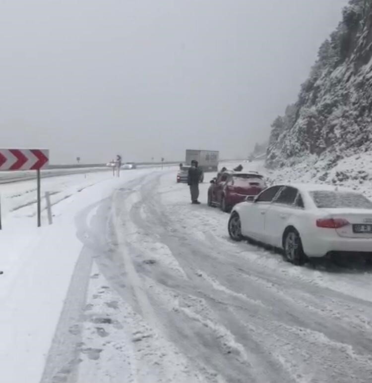 Antalya-konya Karayolunda Yoğun Kar Yağışı Sürücülere Zor Anlar Yaşatıyor