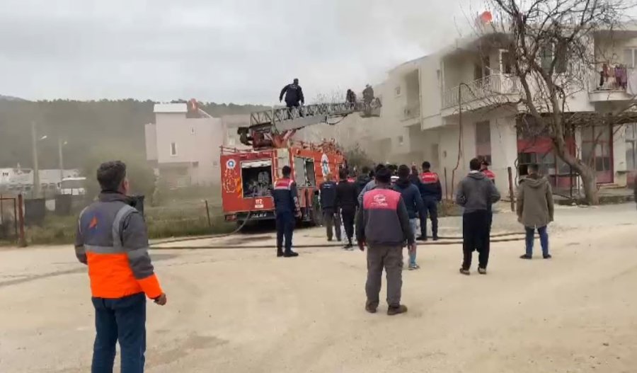 Yangında Mahsur Kalan Çifti İtfaiye Ekipleri Kurtardı