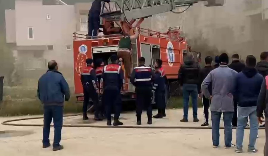 Yangında Mahsur Kalan Çifti İtfaiye Ekipleri Kurtardı