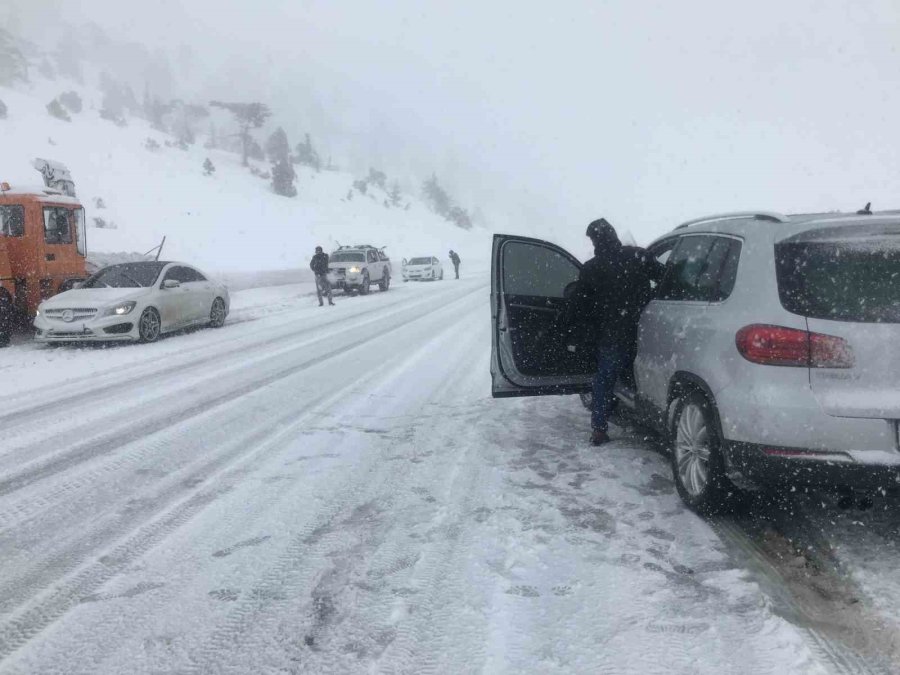 Antalya-konya Karayolunda Yoğun Kar Yağışı Sürücülere Zor Anlar Yaşatıyor