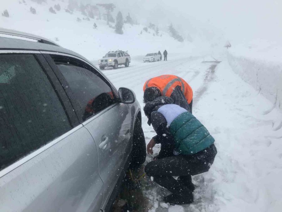 Antalya-konya Karayolunda Yoğun Kar Yağışı Sürücülere Zor Anlar Yaşatıyor