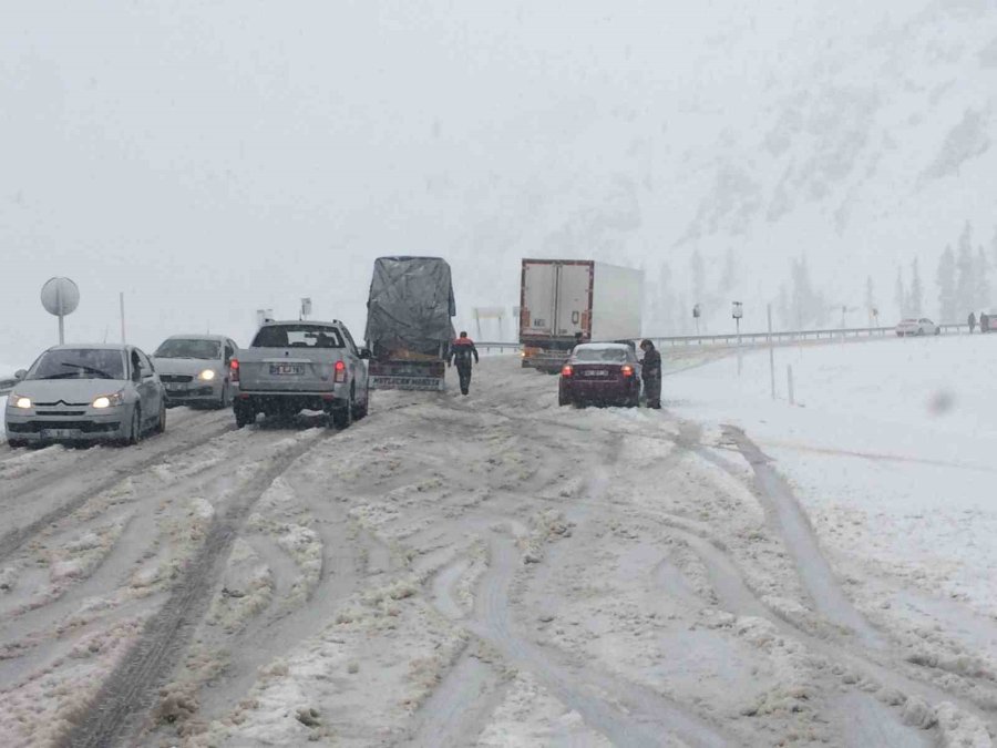 Antalya-konya Karayolunda Yoğun Kar Yağışı Sürücülere Zor Anlar Yaşatıyor