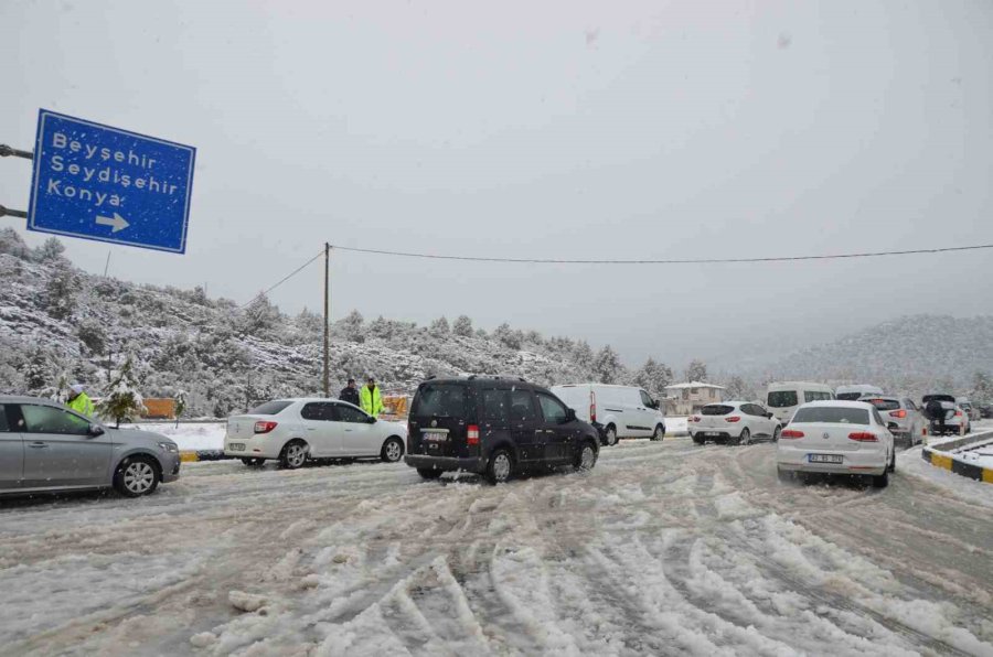 Antalya-konya Karayolunda Yoğun Kar Yağışı Sürücülere Zor Anlar Yaşatıyor