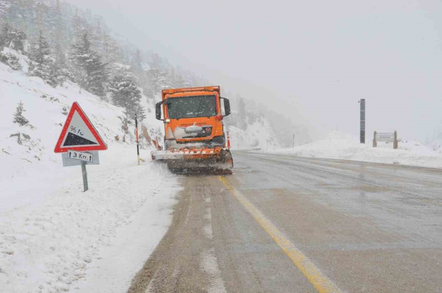 Antalya-konya Karayolunda Yoğun Kar Yağışı Sürücülere Zor Anlar Yaşatıyor