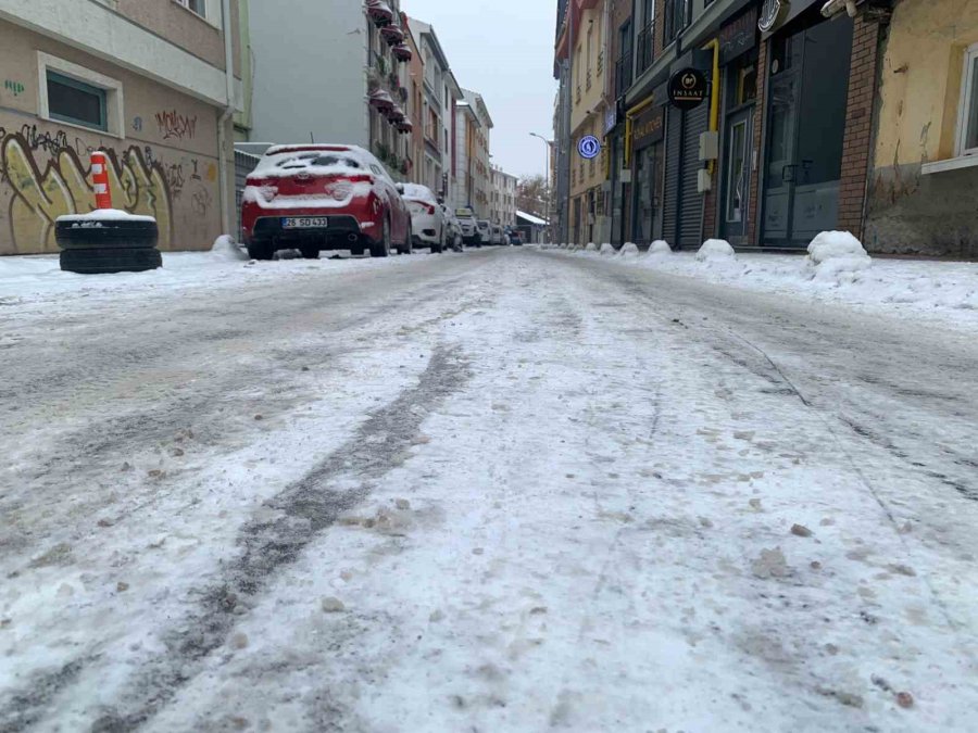 Kaldırımlar Adeta Buz Pistine Döndü