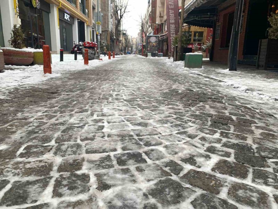 Kaldırımlar Adeta Buz Pistine Döndü