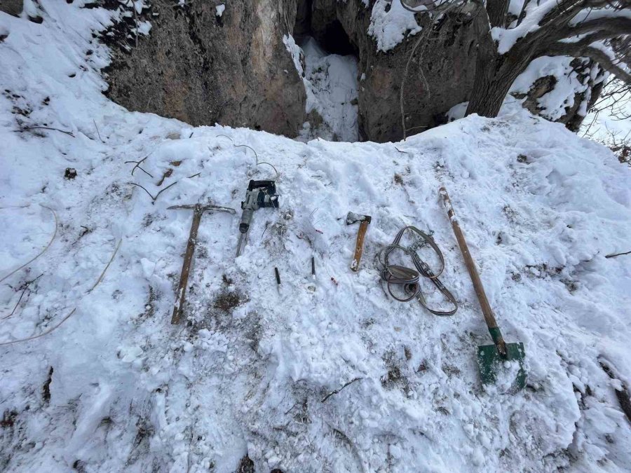 İzinsiz Kazı Yapan 4 Kişiye Gözaltı: Plastik Boru İçerisinde Patlayıcı Ele Geçirildi
