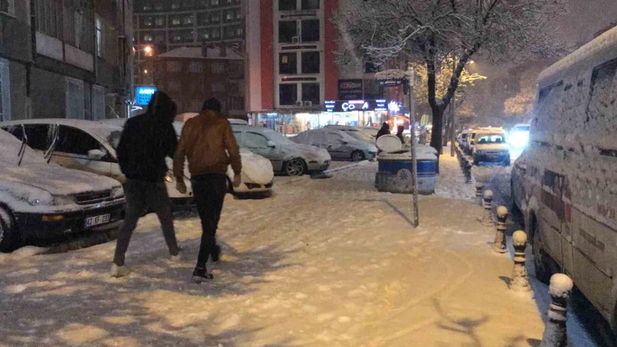 Konya’da Kar Yağışından Okullar Tatil Oldu, Yollar Ulaşıma Kapandı