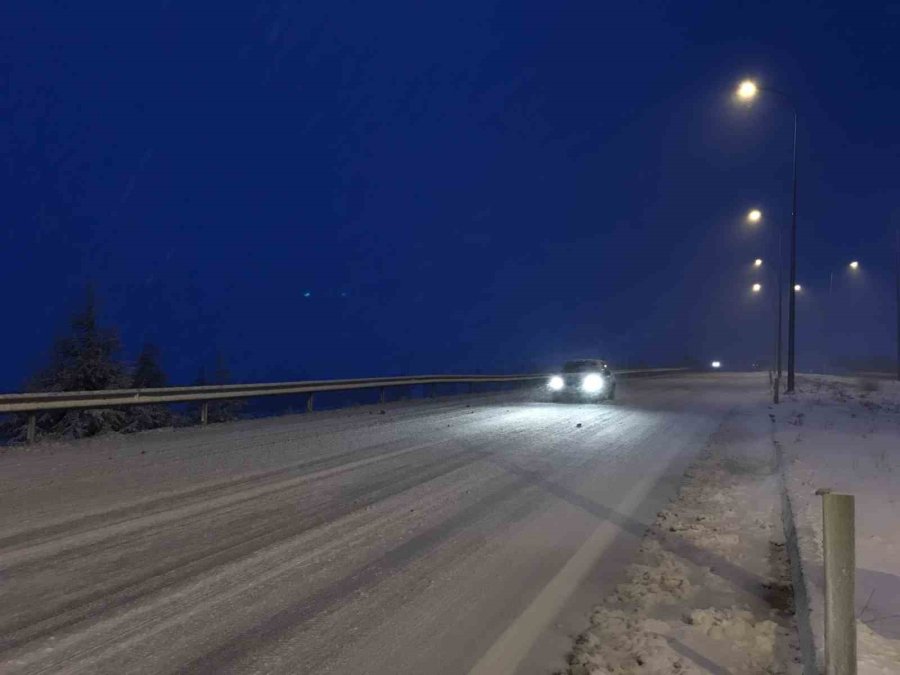 Konya’da Kar Yağışından Okullar Tatil Oldu, Yollar Ulaşıma Kapandı