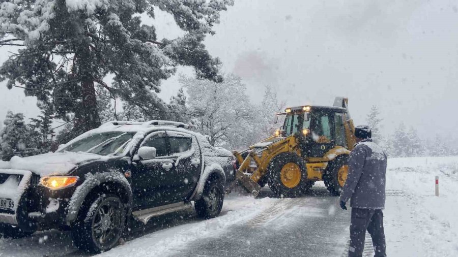 Antalya’nın Akseki İlçesinde 25 Mahalle Yolu Kar Sebebiyle Kapalı